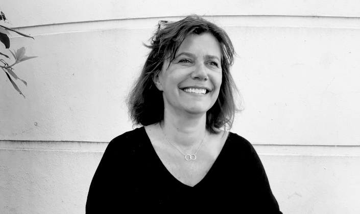 Portrait noir et blanc de Cécile souriante