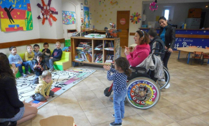 Deux résidents participent à une activité dans une salle de crèche avec les enfants