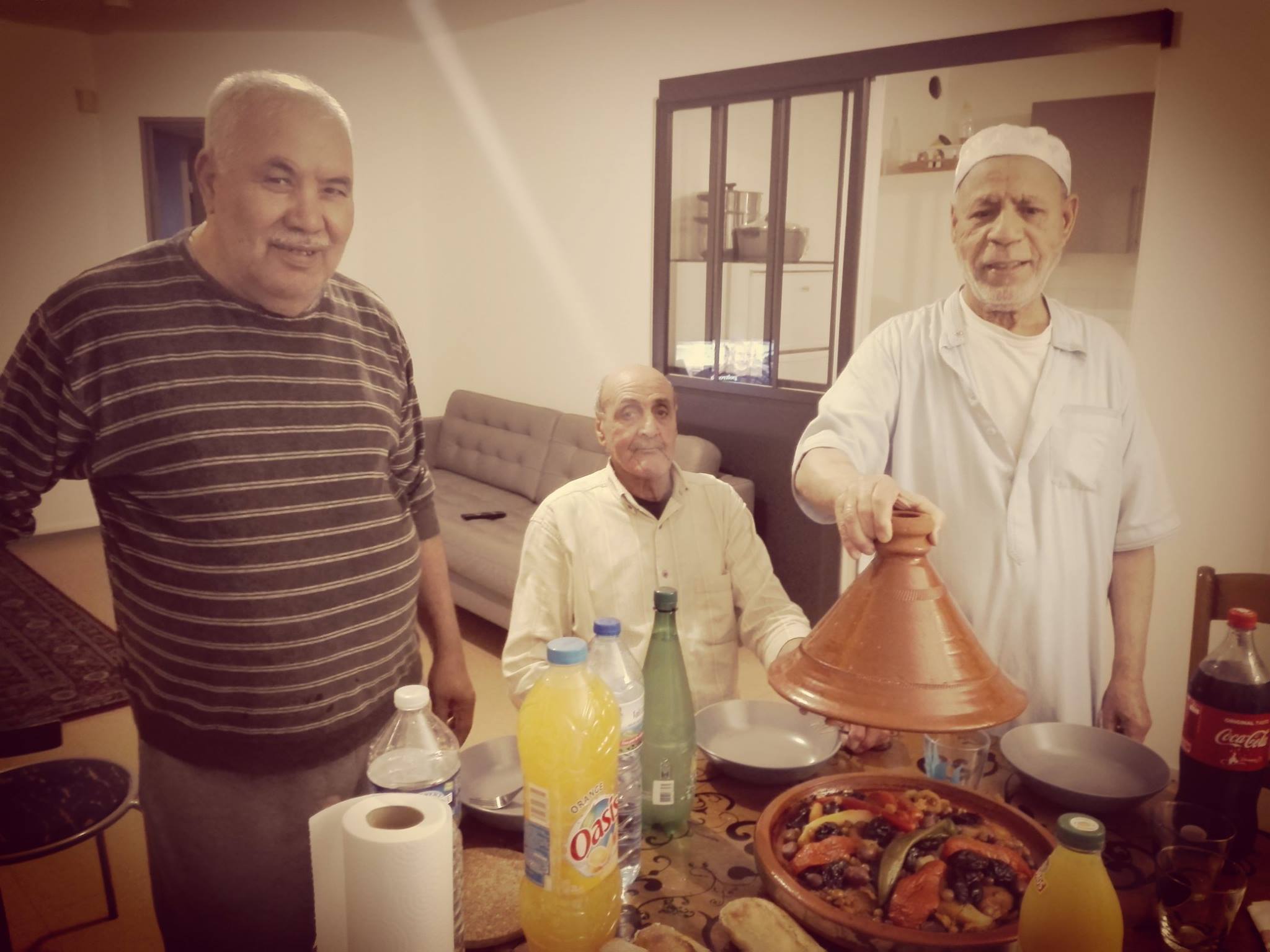 Messaoud et ses deux colocataires dans leur appartement de la rue de Saint Fargeau à Paris. Les trois hommes âgés, originaires du Maghreb, sont autour de leur table de salle à manger et s'apprêtent à déguster un tajine""