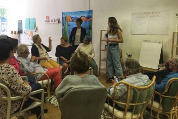 Atelier à la Ressourcerie : plusieurs personnes assises sur des fauteuil en cercle discutent