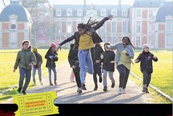 Jenes aidants en séjour cinéma répit à Chamarande (91). Ils courent vers l'objectif. Devant, une fille saute. En fond, le chateau. 