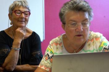 Extrait du film : deux femmes âgées devant un ordinateur