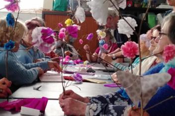 une dizaine de personnes âgées réunies lors d'une activité créative