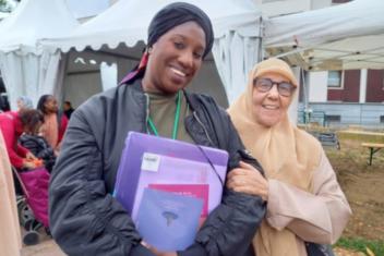 Une Voisin Malin accompagne une habitante âgée lors d'un  forum des associations